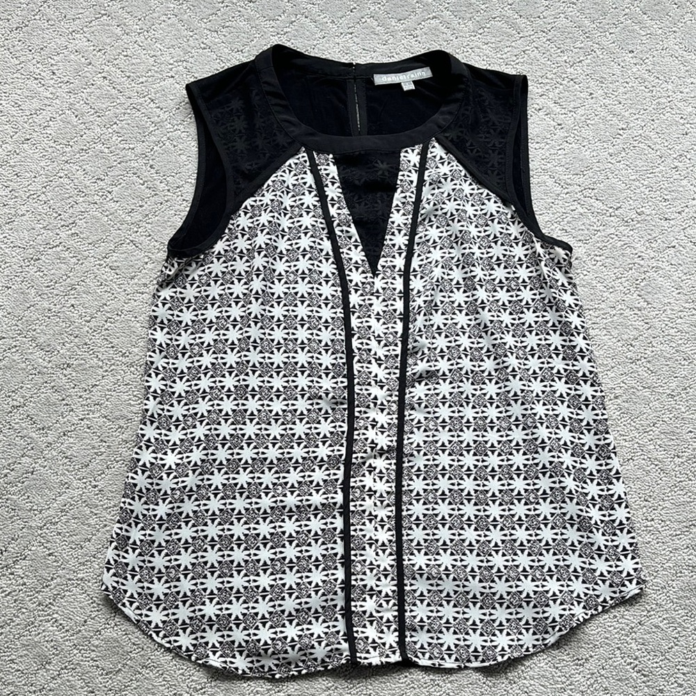 Daniel Rainn Black and White Patterned Sleeveless Blouse